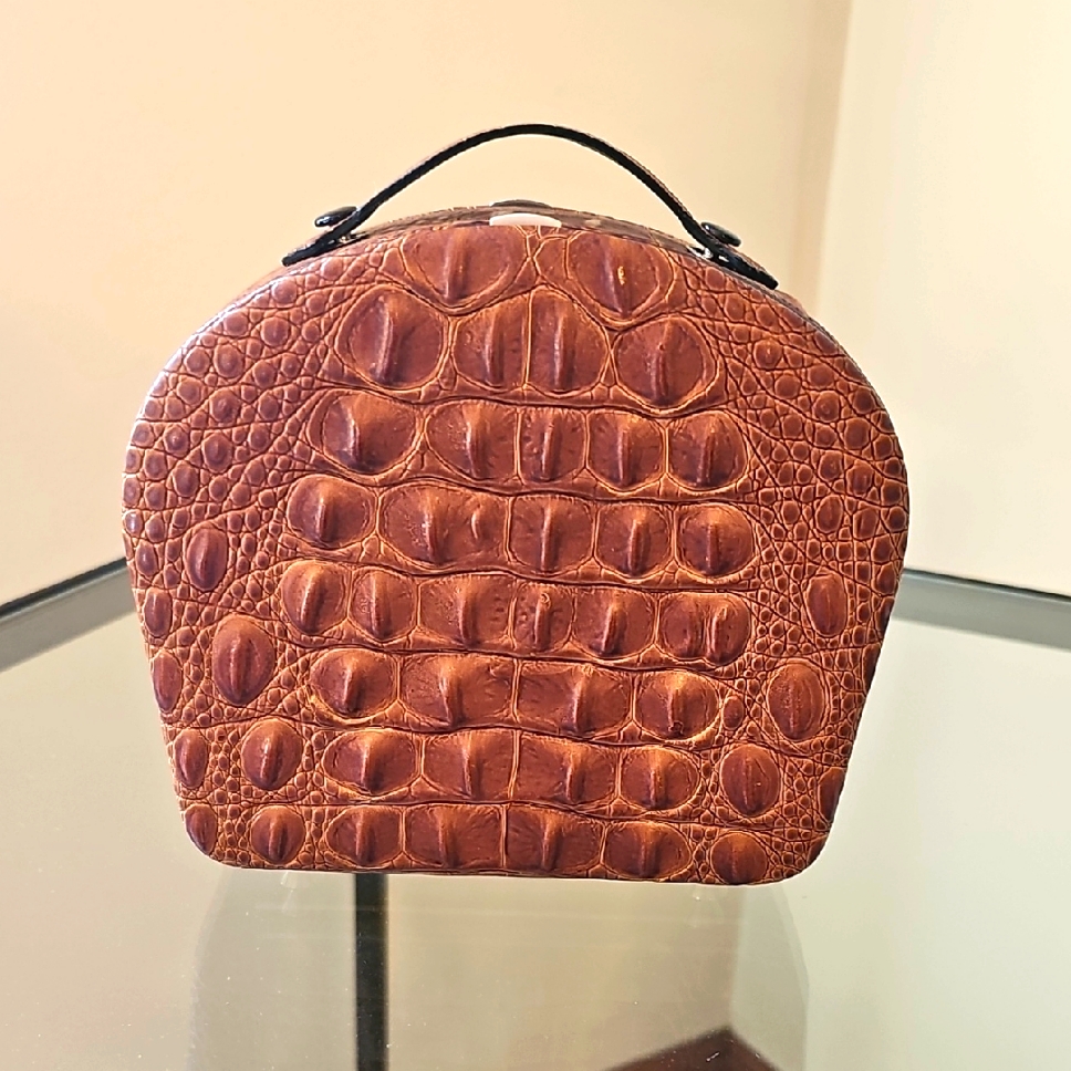 Elegant Leather Brown CrocodileEmbossed Manicure Tools Box Elegant Leather Brown CrocodileEmbossed Manicure Tools Box